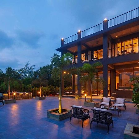 Sunset Boulevard By Stayvista - Lakeside Villa With Pet-Friendly Ambiance, Deck, Terrace, Plunge Pool & Modern Flair Карджат Экстерьер фото