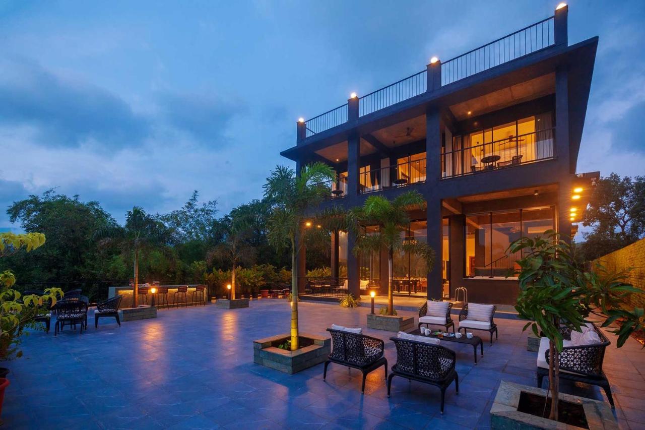 Sunset Boulevard By Stayvista - Lakeside Villa With Pet-Friendly Ambiance, Deck, Terrace, Plunge Pool & Modern Flair Карджат Экстерьер фото
