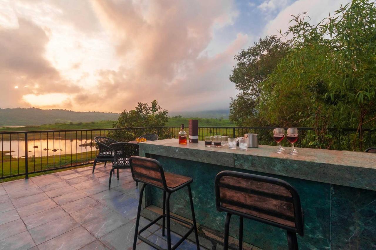 Sunset Boulevard By Stayvista - Lakeside Villa With Pet-Friendly Ambiance, Deck, Terrace, Plunge Pool & Modern Flair Карджат Экстерьер фото