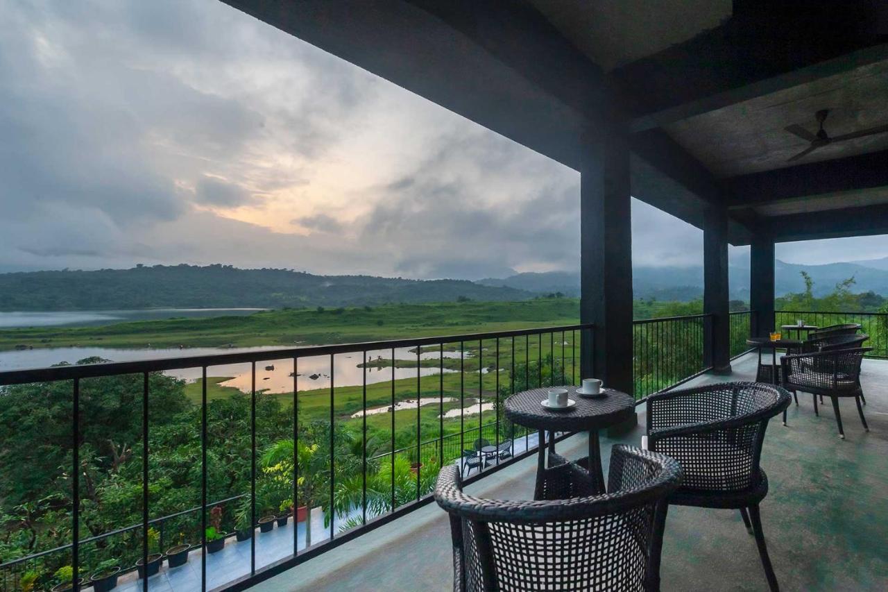 Sunset Boulevard By Stayvista - Lakeside Villa With Pet-Friendly Ambiance, Deck, Terrace, Plunge Pool & Modern Flair Карджат Экстерьер фото