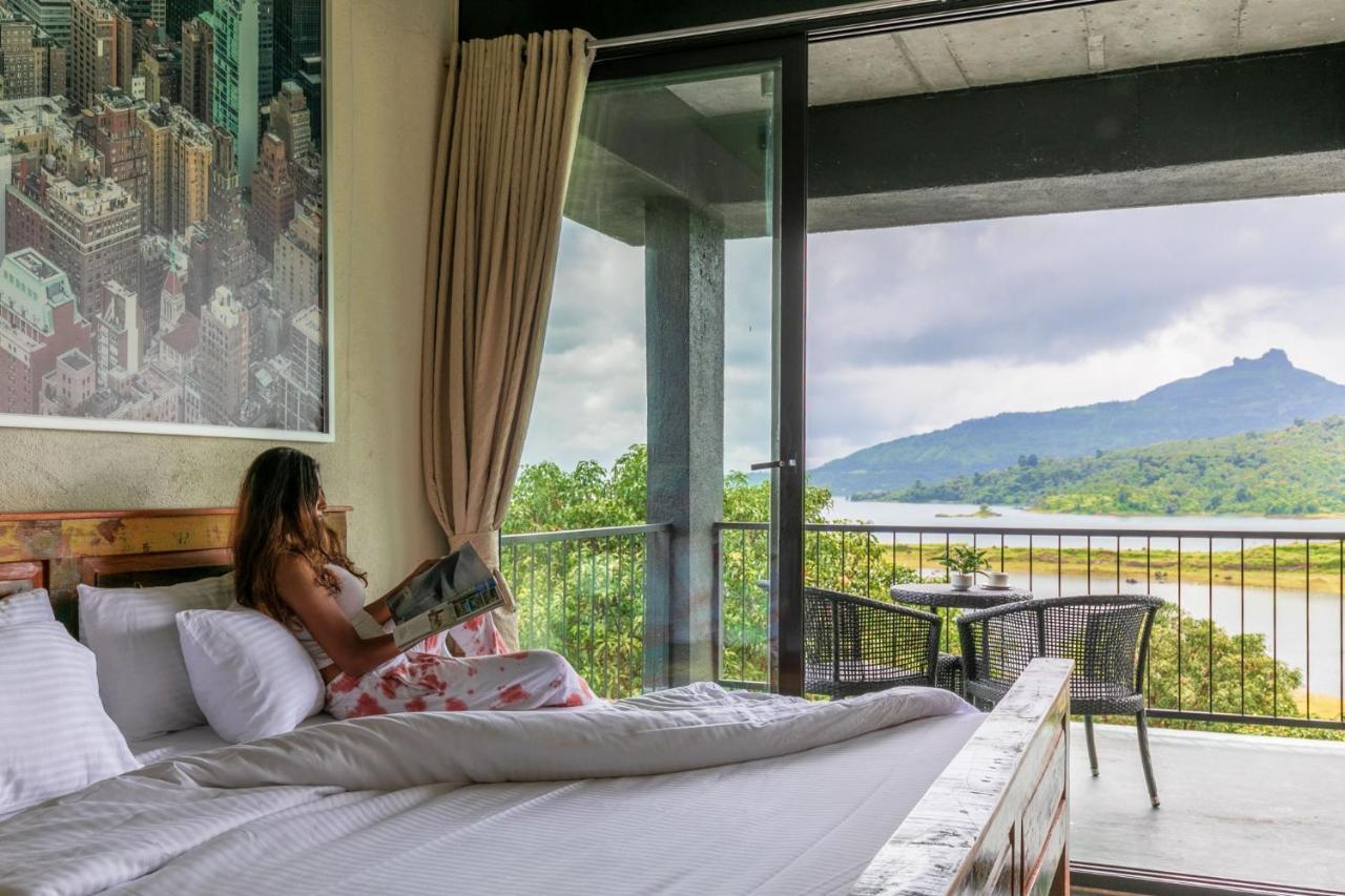 Sunset Boulevard By Stayvista - Lakeside Villa With Pet-Friendly Ambiance, Deck, Terrace, Plunge Pool & Modern Flair Карджат Экстерьер фото